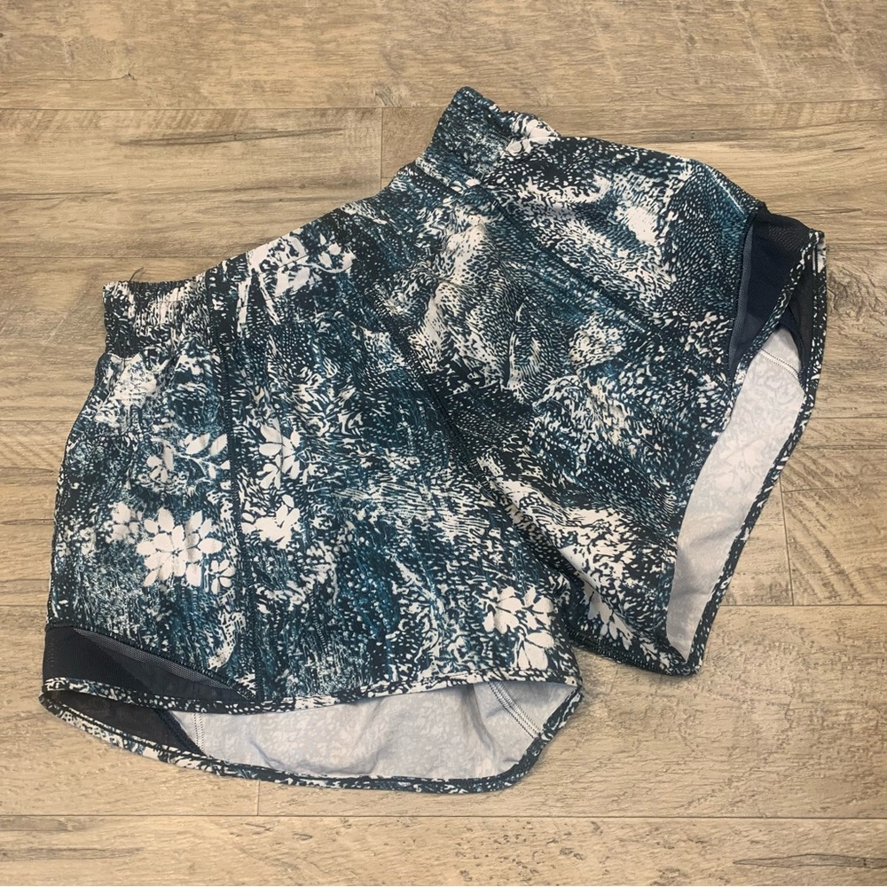 Lululemon Hotty Hot Shorts ll Tall Wildwood White Multi Teal - Picture 2 of 10